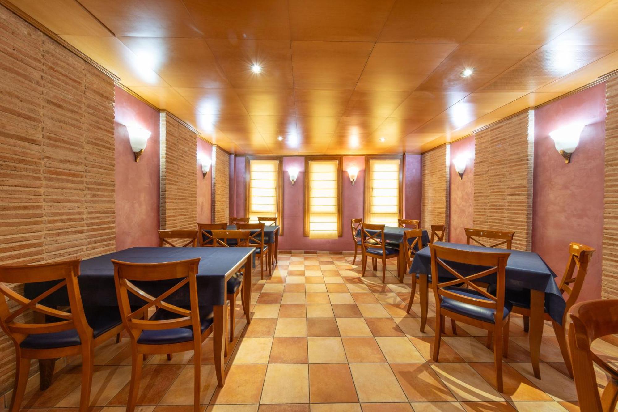 Hostal Sin Recep24H Puerta De La Villa - Pet Friendly & Restaurante Almazan Exterior photo