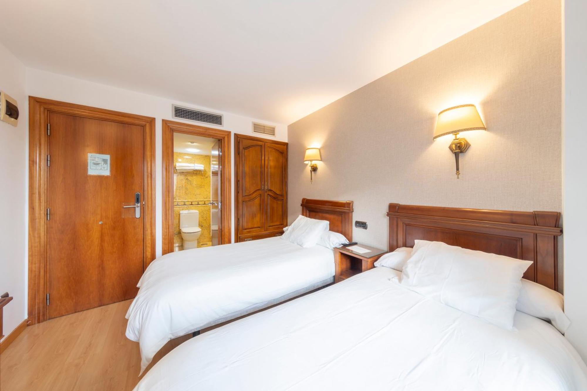 Hostal Sin Recep24H Puerta De La Villa - Pet Friendly & Restaurante Almazan Exterior photo