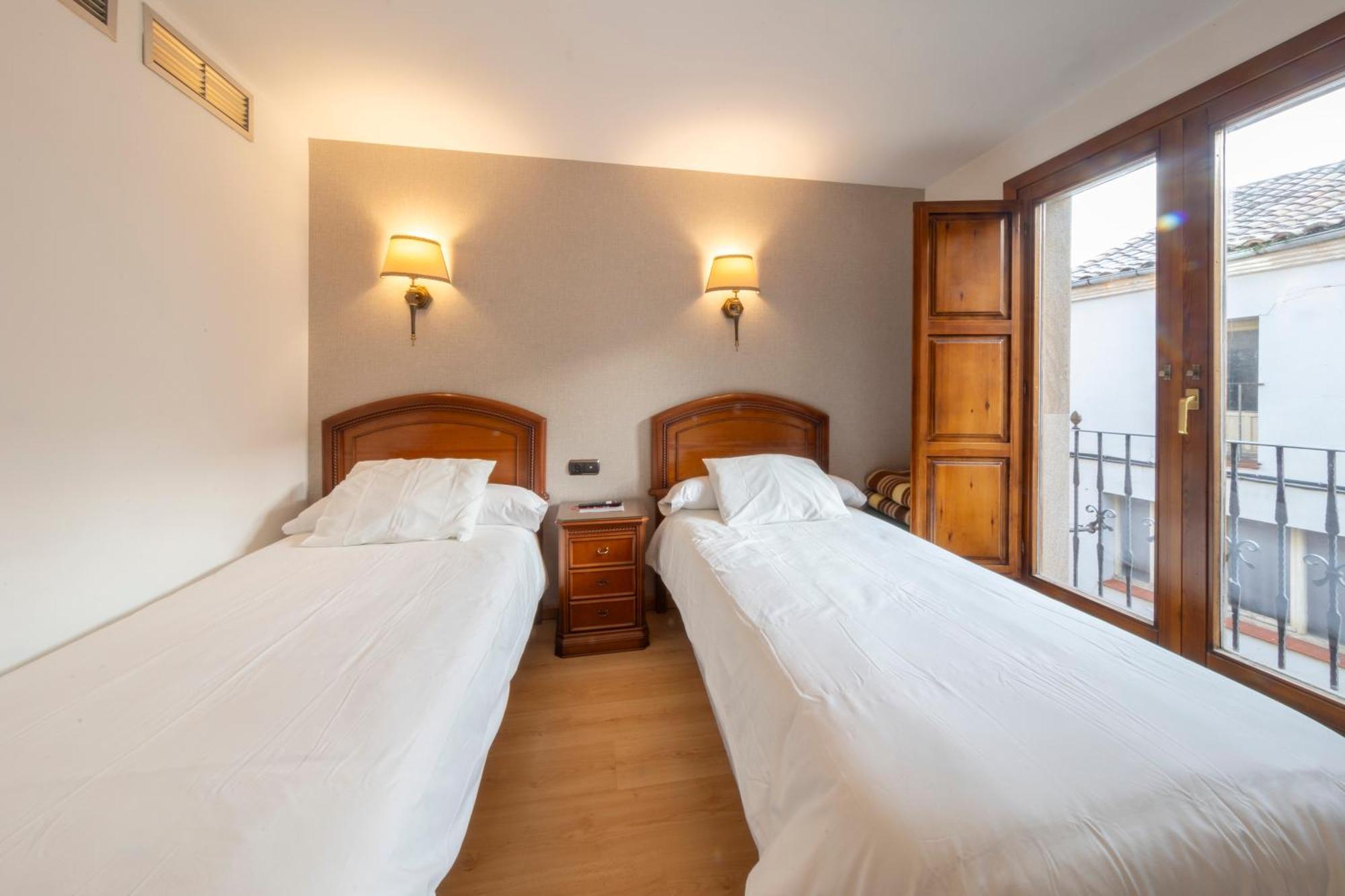 Hostal Sin Recep24H Puerta De La Villa - Pet Friendly & Restaurante Almazan Exterior photo