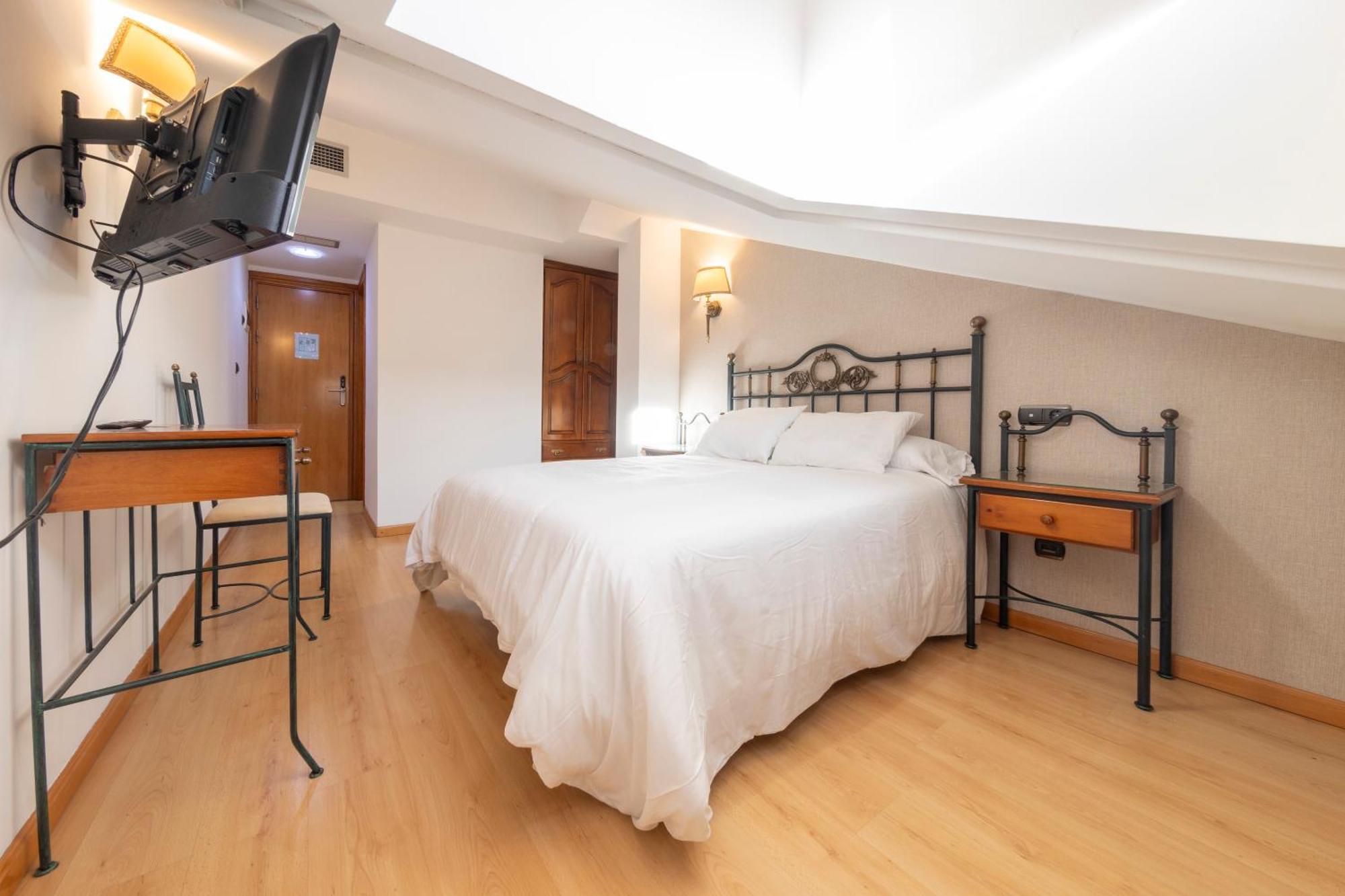 Hostal Sin Recep24H Puerta De La Villa - Pet Friendly & Restaurante Almazan Exterior photo