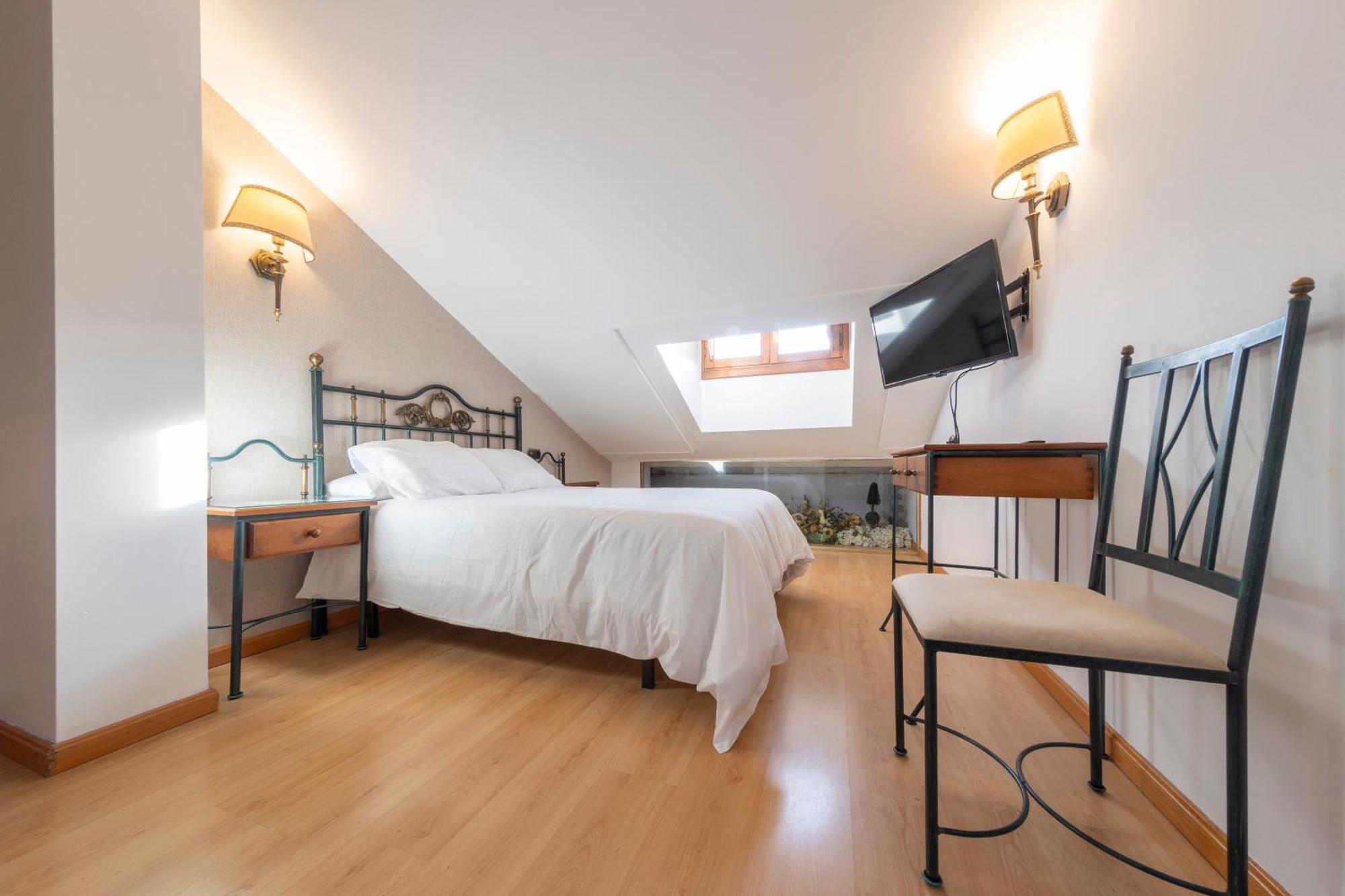Hostal Sin Recep24H Puerta De La Villa - Pet Friendly & Restaurante Almazan Exterior photo