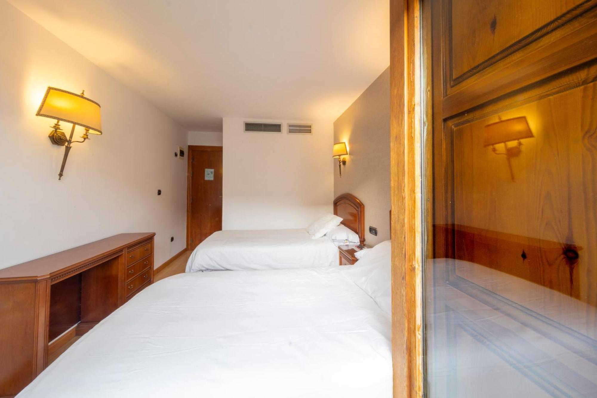 Hostal Sin Recep24H Puerta De La Villa - Pet Friendly & Restaurante Almazan Exterior photo