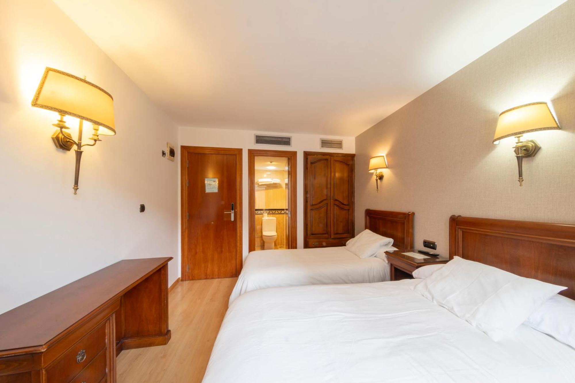 Hostal Sin Recep24H Puerta De La Villa - Pet Friendly & Restaurante Almazan Exterior photo