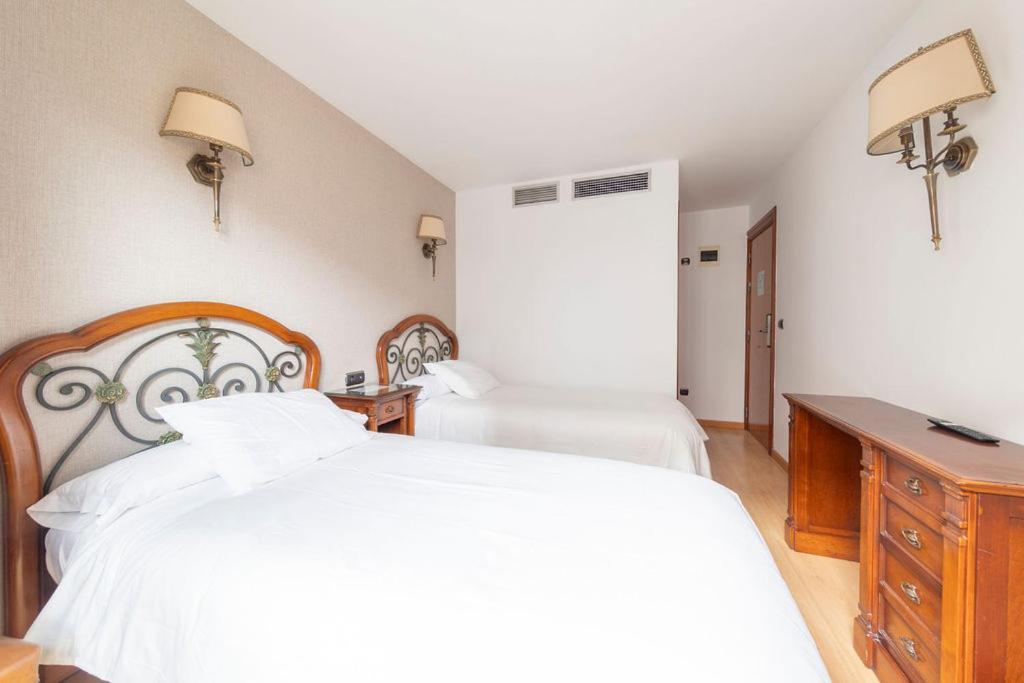 Hostal Sin Recep24H Puerta De La Villa - Pet Friendly & Restaurante Almazan Exterior photo