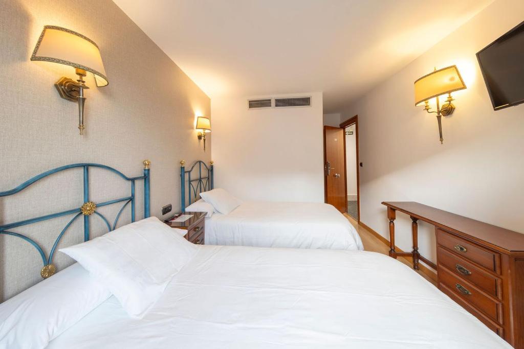 Hostal Sin Recep24H Puerta De La Villa - Pet Friendly & Restaurante Almazan Exterior photo